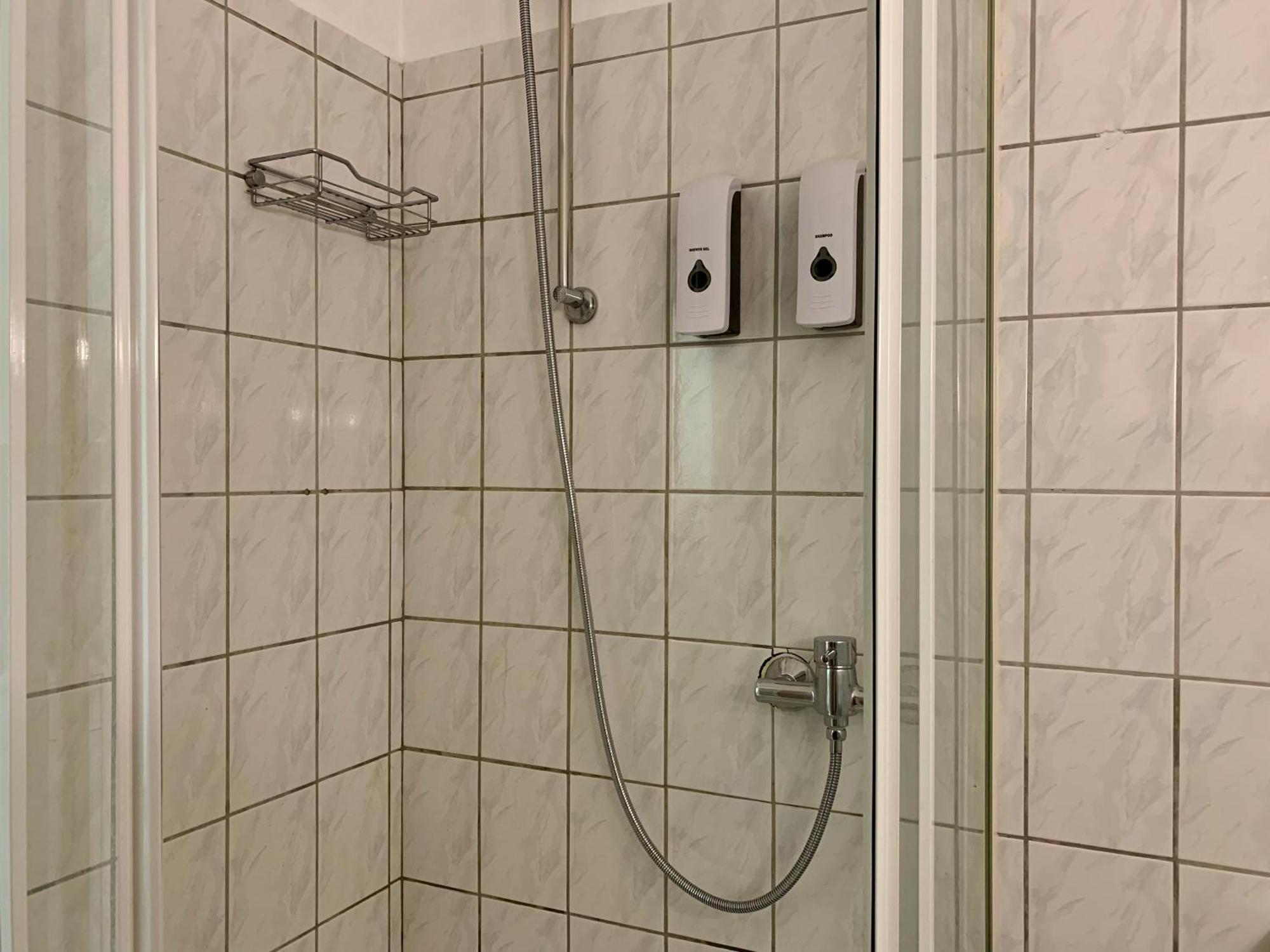 Tt Living Apartment Luebeck I Souterrain Wohnung Mit Terrasse I Naehe Hbf I Kostenlos Parken Exterior foto